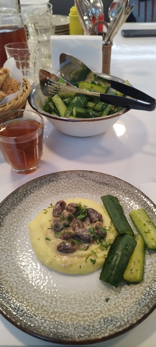 Безумно вкусные малосольные огурцы, упругие сочные сердечки, нежнейшее пюре. 