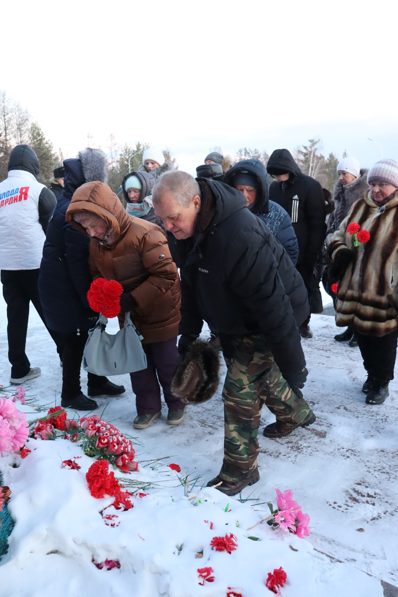 Возложение цветов к подножию монумента "Воинам-северобайкальцам"