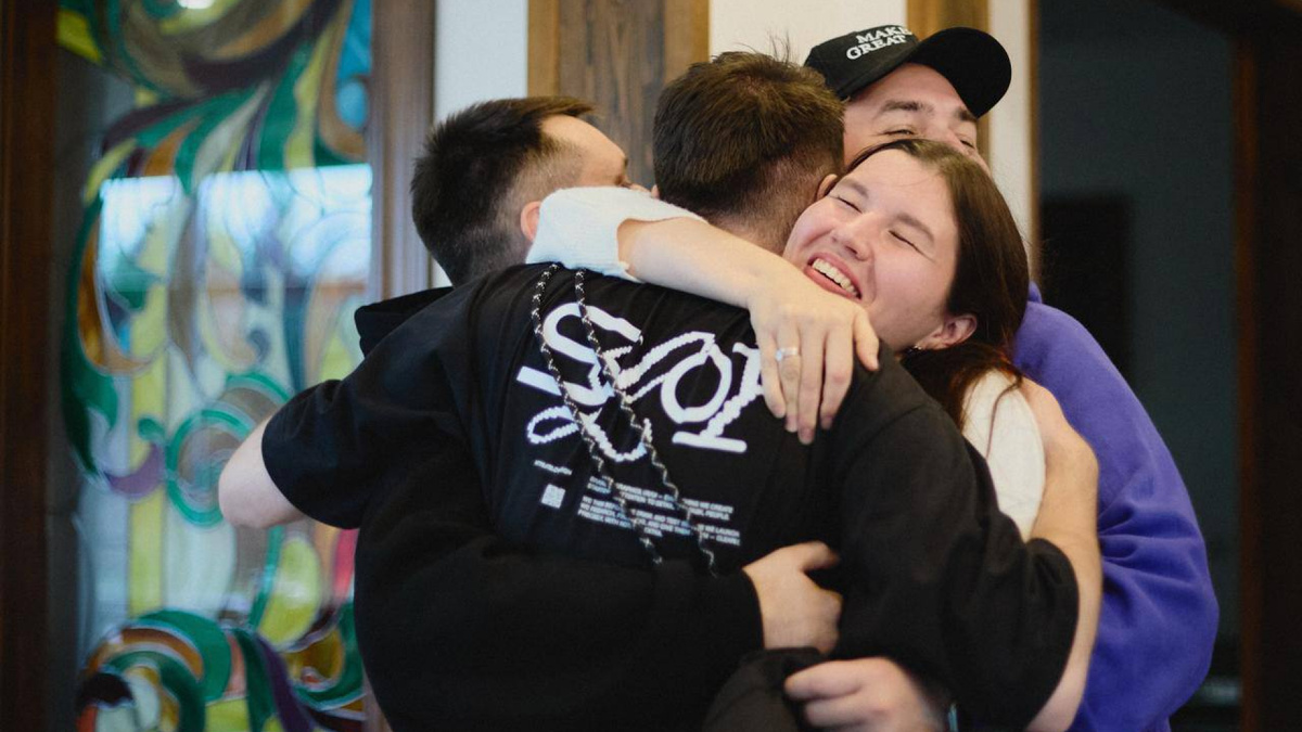 Федор и Татьяна, основатель студии, с обнимку со SLOY
