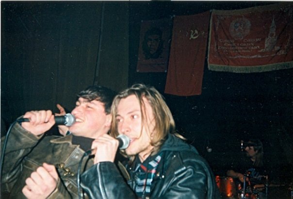 В. Селиванов и В. Ареховский на концерте Красных Звёзд, 90е гг. Фото из открытых источников.