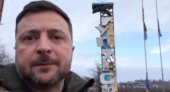 Зеленский сегодня у юго-западного въезда в город.