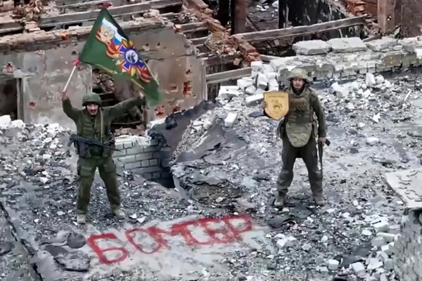 Военнослужащие ВС РФ на одной из улиц в освобожденном Северске, 11 декабря 2025 года / Министерство обороны РФ/РИА Новости  