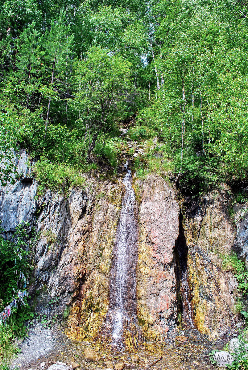Небольшой водопад бежит с гор. 2011 г.