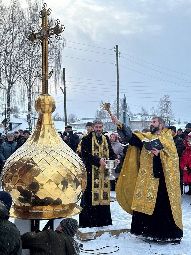    В Лузе освятили кресты и купола