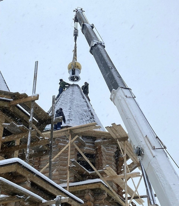    В Лузе освятили кресты и купола