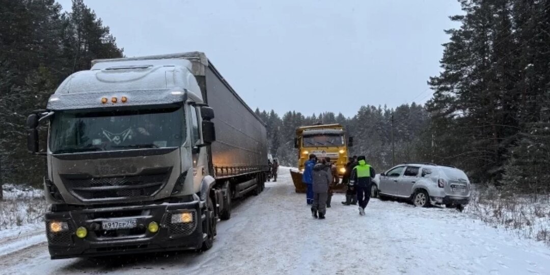 На трассе в Удмуртии произошло лобовое столкновение авто КамАЗ и легковушки