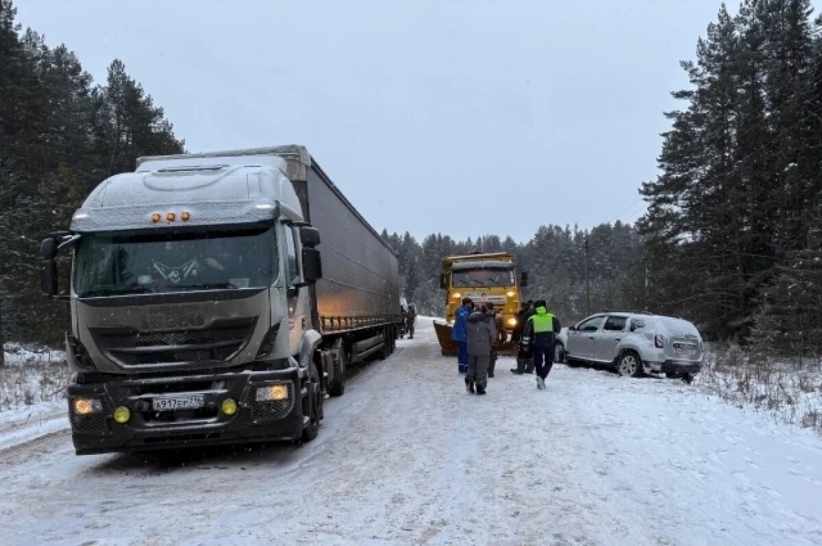    На трассе в Удмуртии произошло лобовое столкновение авто КамАЗ и легковушки