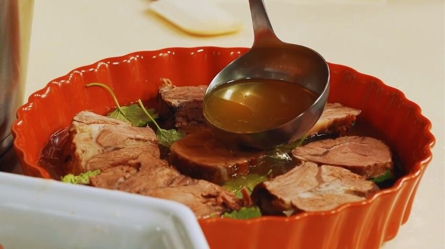 Заливное мясо на Новый год: готовим классическое советское блюдо