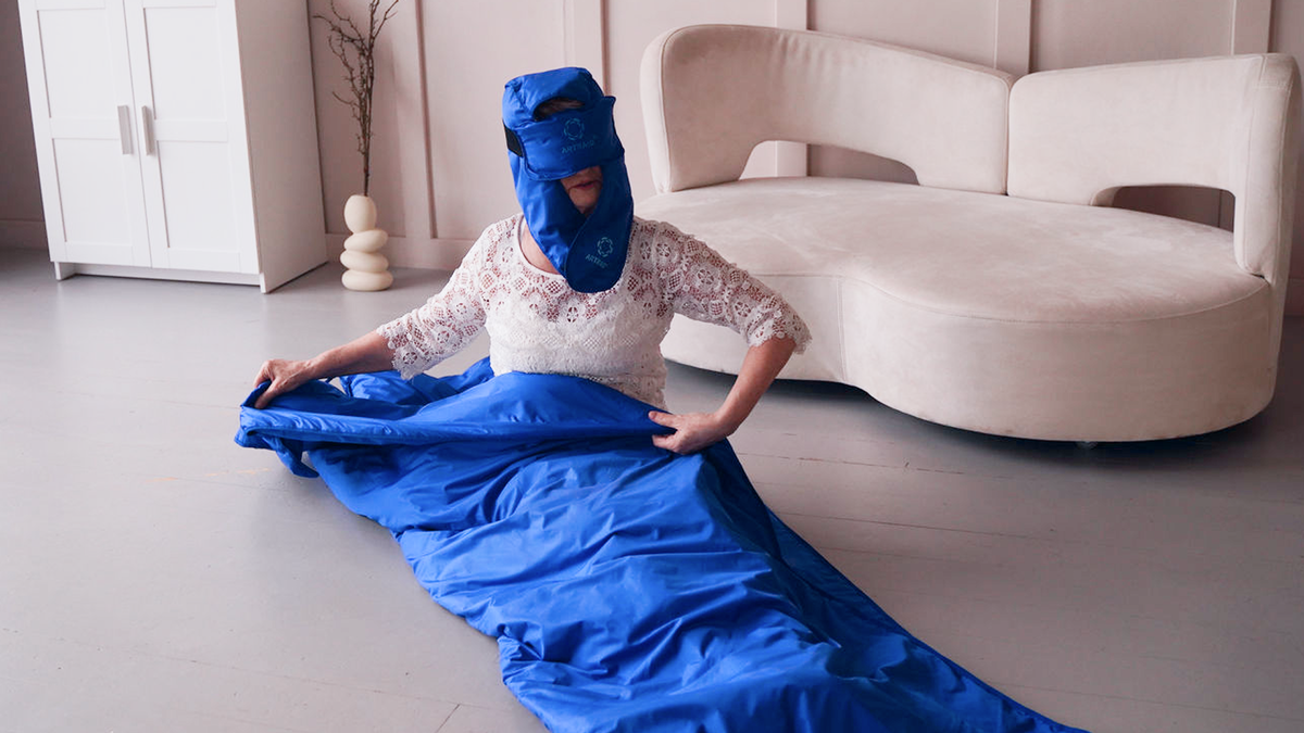 На фотографии изображены изделия из микросфер фирмы «Артрейд»: капсула, шлем и маска для сна и отдыха