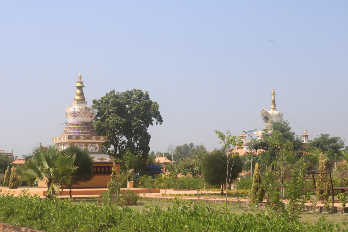 Ступа в самом центре площади