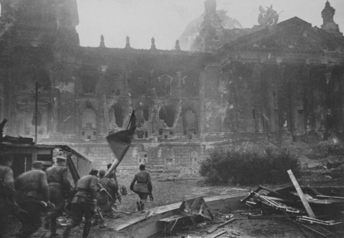 Советские солдаты у входа в Рейхстаг, 1945