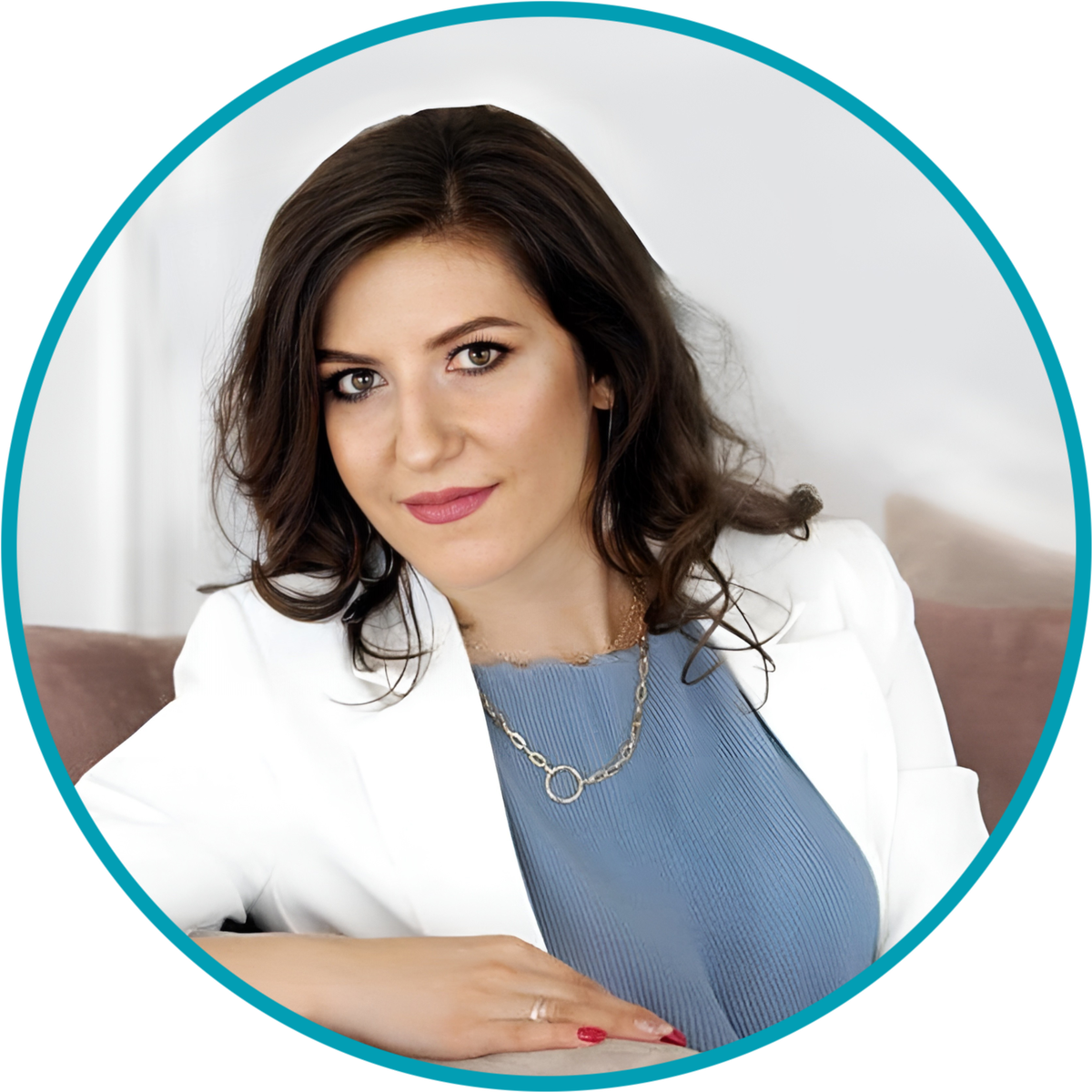 Екатерина Шкурат, основатель студии E.S.Interiors: «Как бы вы ни украсили дом к Новому году, сервировка стола играет первостепенную роль в создании неповторимого образа праздничного застолья. Давайте обсудим несколько интересных идей, как оформить красивую и продуманную сервировку новогоднего стола»