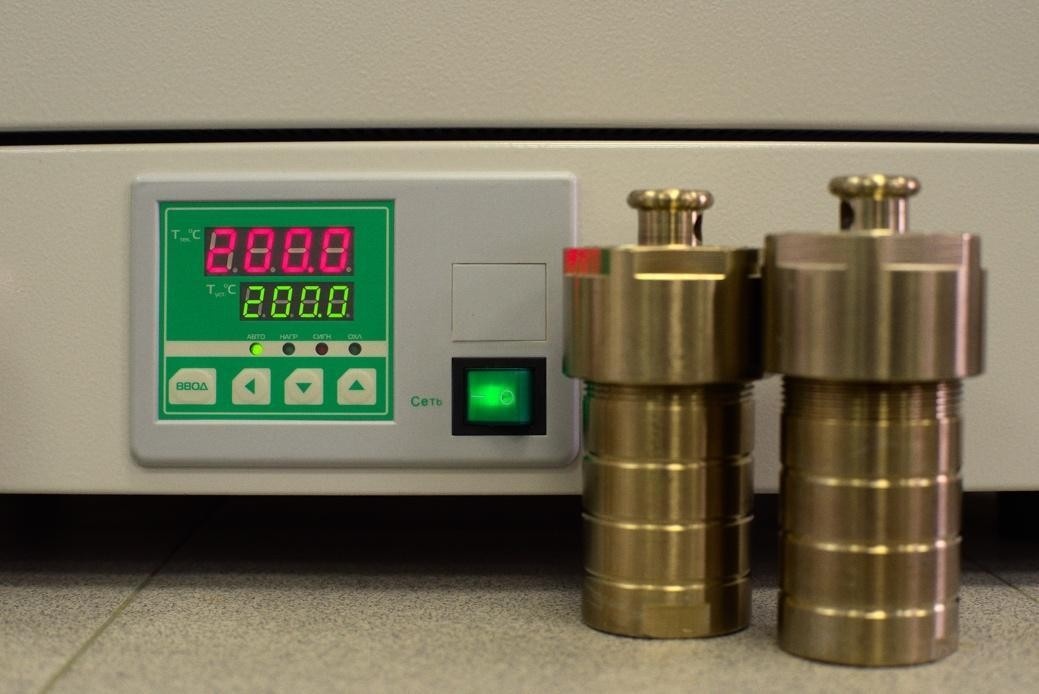 Сосуды высокого давления охлаждаются на фоне сушильного шкафа. Источник: Андрей Красилин