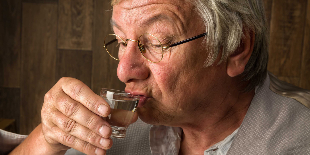 Большинство неправильно очищают самогон: способы от плохого запаха и вкуса