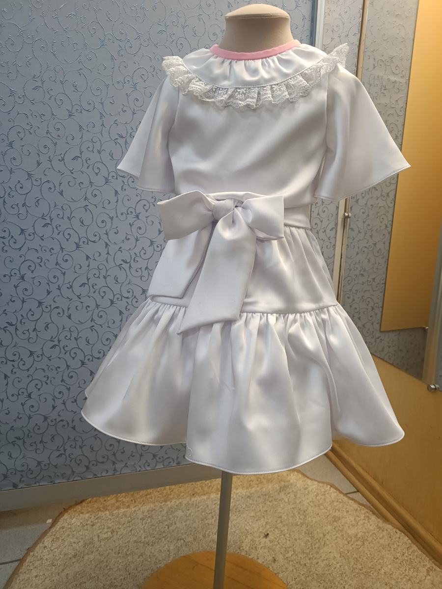 Розовая окантовочка на горловине не намекает ни на что. А жаль🙄