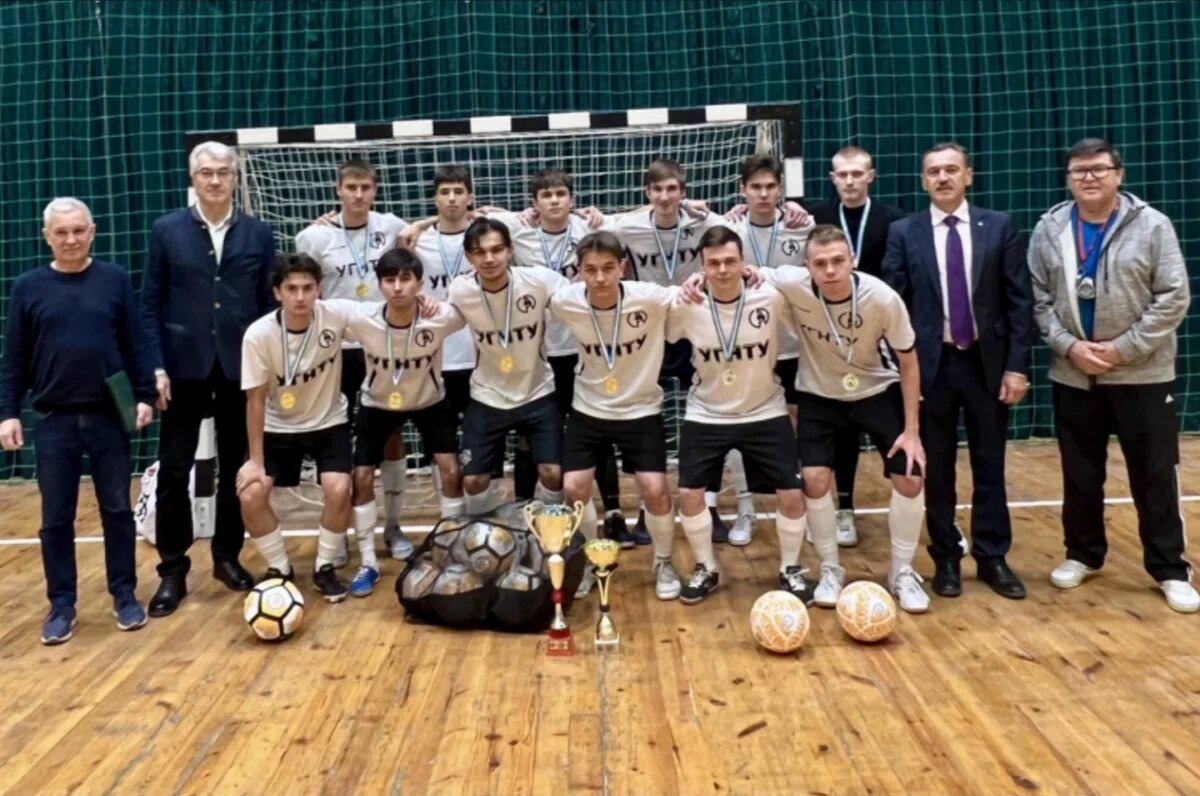    На старте чемпионата по футзалу в Уфе в лидеры выбились две команды УГНТУ