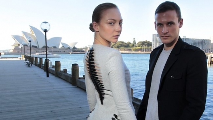 Дион Ли с моделью на фоне Сиднейского оперного театра