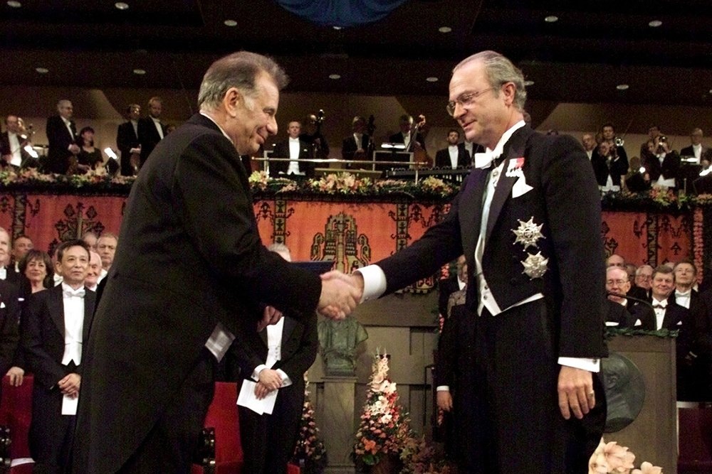    В 2000 году физик Жорес Алферов получил из рук короля Швеции высшую для ученого награду - Нобелевскую премию./AP Photo / Jonas Ekstromer