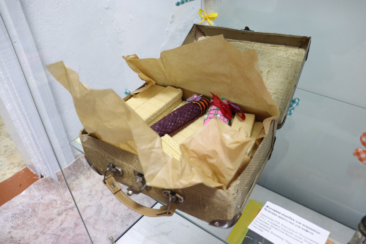 Предмет экспозиции – чемоданчик-шкатулка для вафель в подарок младшей сестре