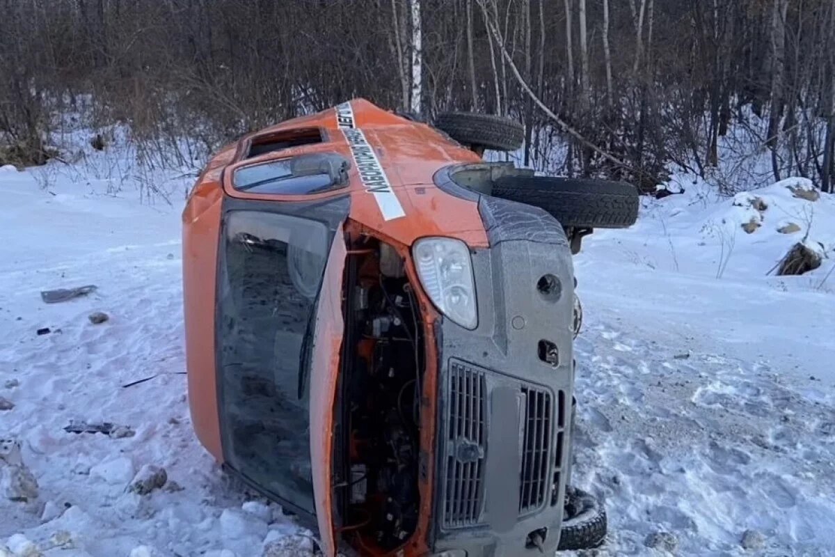    Под Хабаровском водитель Nissan влетел в стоящую «ГАЗель» и погиб