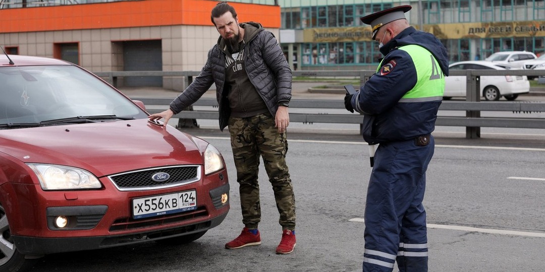 Сотрудник ГИБДД просит выйти из машины: как быть водителю