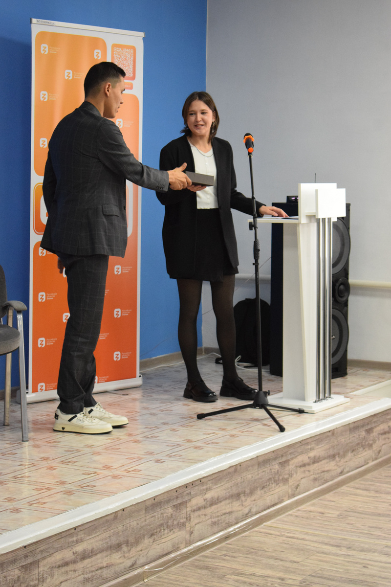 Рустаму Багизову настолько понравилось чтение Алисы Кобяк из 11 класса (Александр Куприн, «Гранатовый браслет»), что он вручил ей подарок.