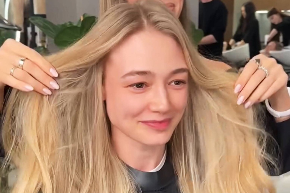     «Я переживала»: Оксана Акиньшина впервые за 20 лет покрасила волосы в светлый блонд