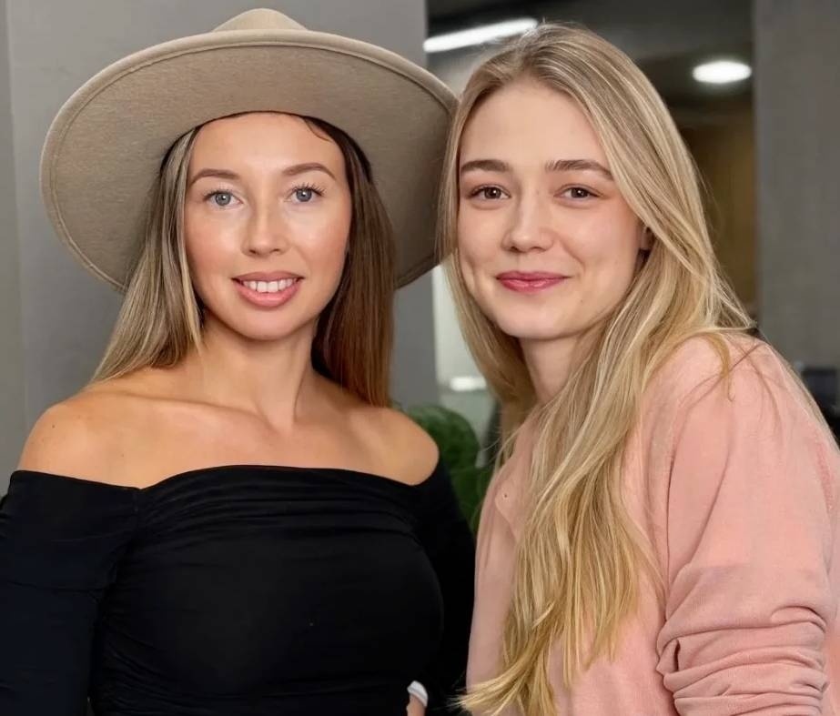    Ольга Дементьева покрасила волосы Оксаны Акиньшиной в светлый блондСоцсети Ольги Дементьевой