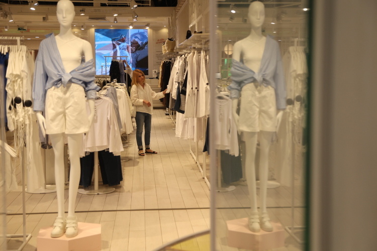    О чем просили торговые центры? В документе, подписанном председателем совета Олегом Войцеховским, подчеркивалось, что растущая налоговая нагрузка и отсутствие мер поддержки создают существенные риски для устойчивого развития сектора в 2026 году.   
Фото: «БИЗНЕС Online»