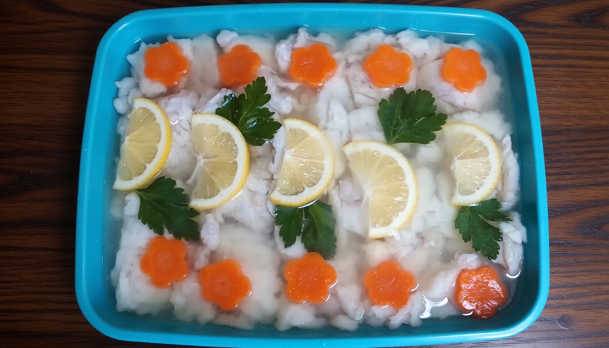 Заливное из рыбы су-вид. Не очень красивое. Перестарался при обесшкуривании.