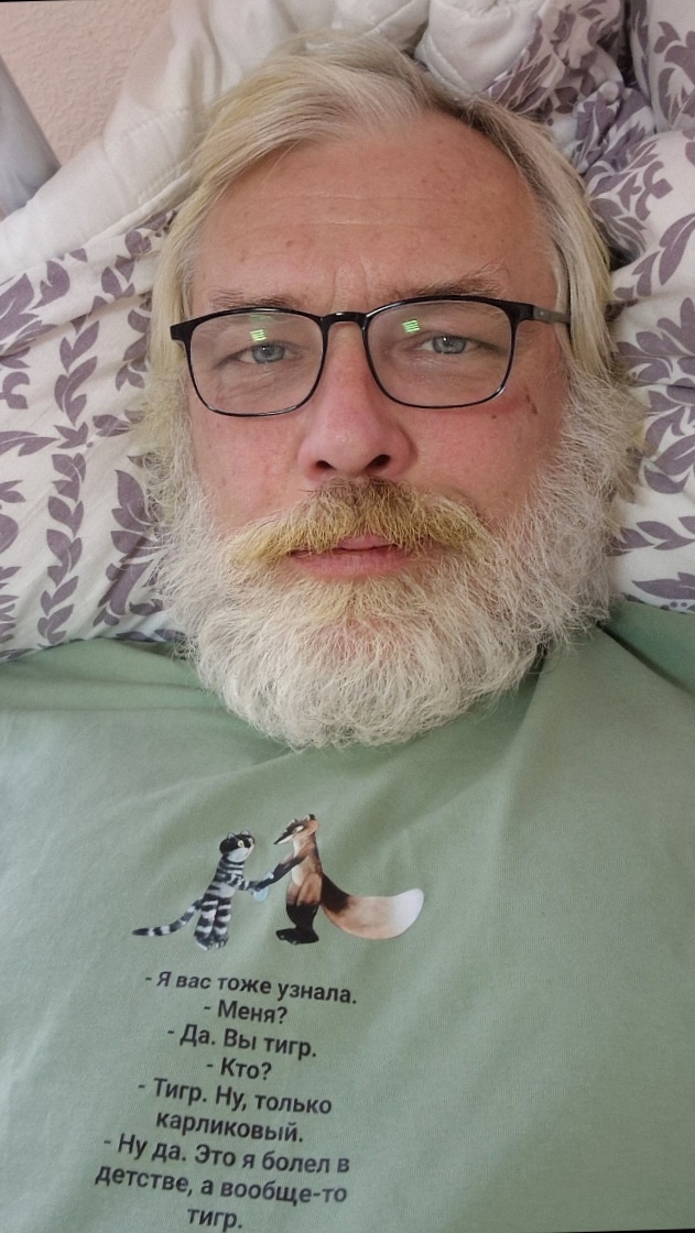 Селфи сделал. Смотрю - личико порозовело. От микса газивы с дексaмeтазоном. Вовремя сфоткался! Позвал сестру - вентиль прикрутили.🤗