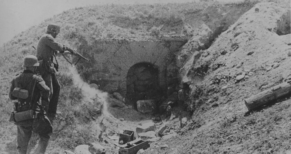 Немецкий сапёр перевернул тело советского матроса и закричал: почему в этих подземельях враг боялся даже мертвых