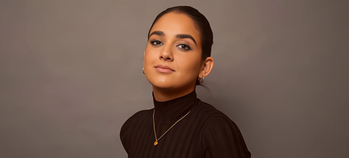 Джеральдин Вишванатан, остаётся собой — тихой, но не тусклой, сдержанной, но не холодной.