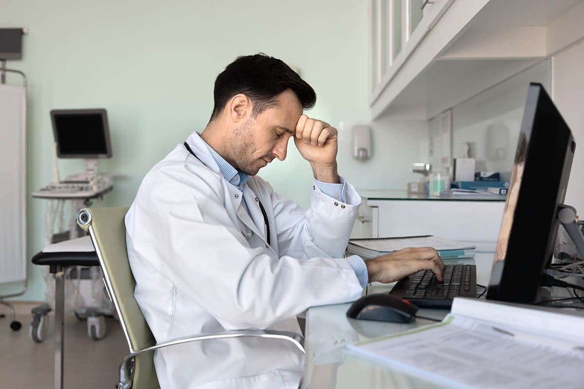 На сменной работе с отдыхом сложнее, но бесплатные переработки запрещены. Источник: fizkes / Shutterstock / FOTODOM📷
