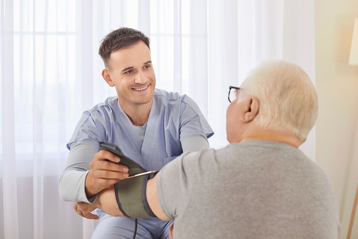 Хотя специальность называется «Сестринское дело», в колледжах обучают и медбратьев. Источник: Studio Romantic / Shutterstock / FOTODOM📷
