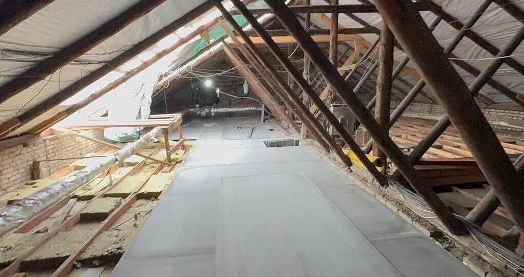 Архангельская область скоро завершит ремонт крыши многоквартирного дома в Мелитополе