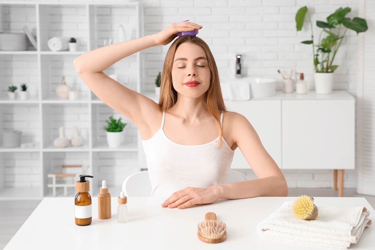 Отшелушивание дополняет базовый уход за волосами. Источник: Pixel-Shot / Shutterstock / FOTODOM📷
