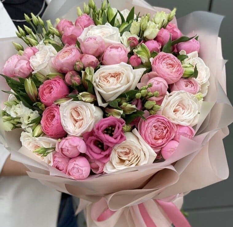 Красивый букет из роз и эустомы