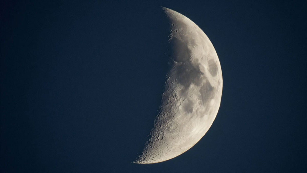 Новолуние -это моментом обновления, когда фаза Луны меняет цикл, фото нейросеть