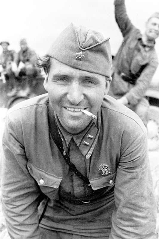 Журналист Константин Симонов.
Павел Трошкин, 15 июля 1941 года, Белорусская ССР, г. Могилев, Буйничское поле, ОАО «Газета Известия».