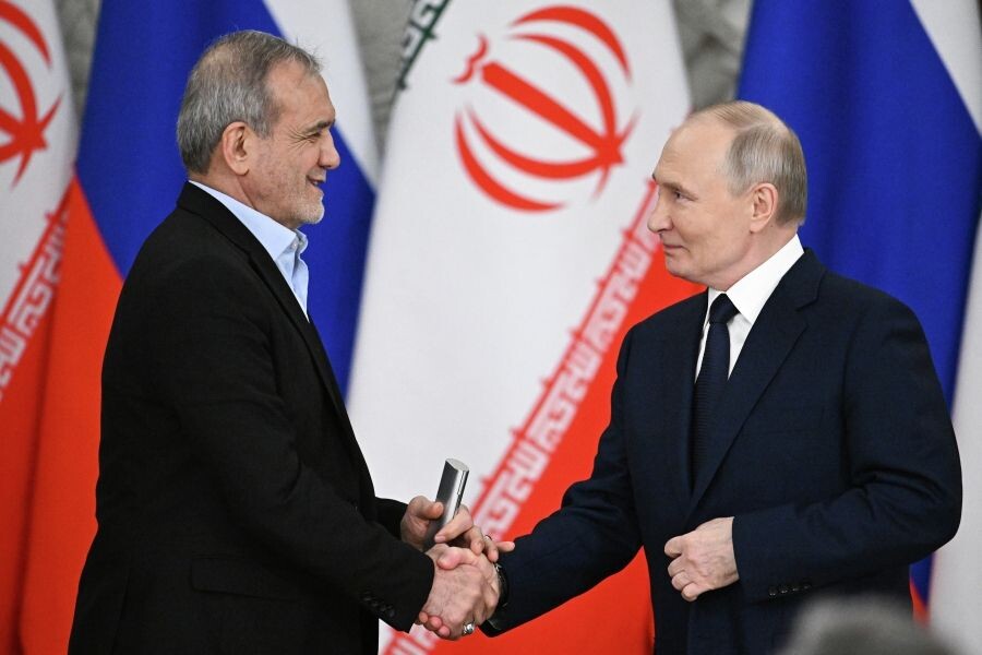    Президент России Владимир Путин и президент Ирана Масуд Пезешкиан / Источник: © Сергей Бобылев/РИА Новости