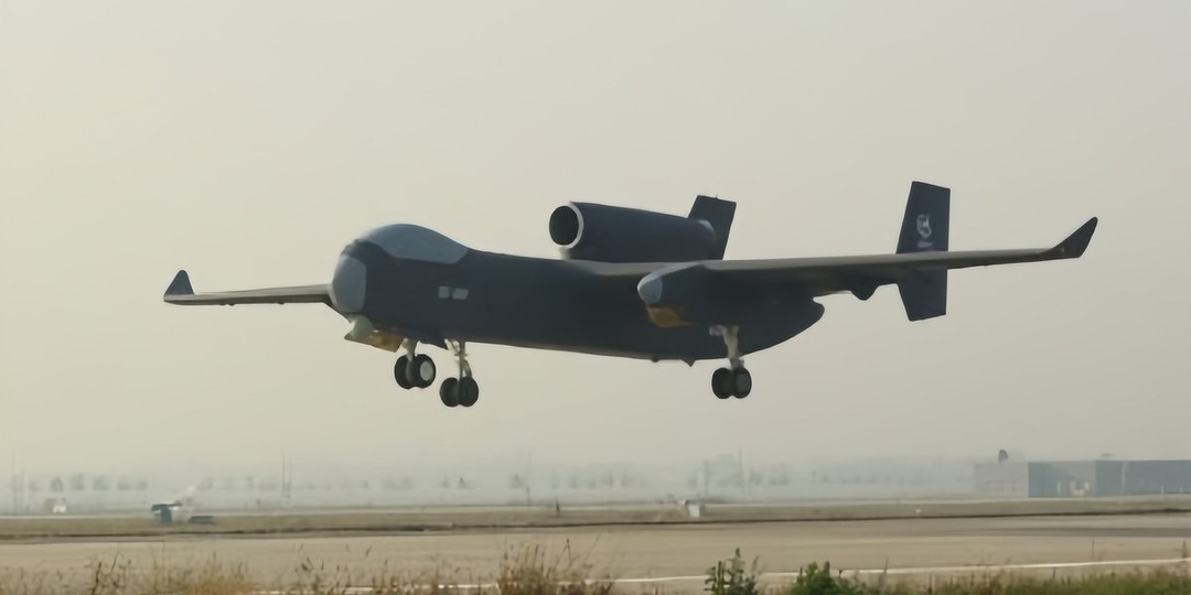 В Китае испытали первый в мире 16-тонный дрон-носитель