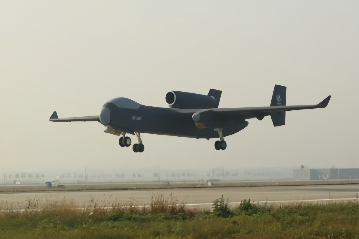    В Китае испытали первый в мире 16-тонный дрон-носитель