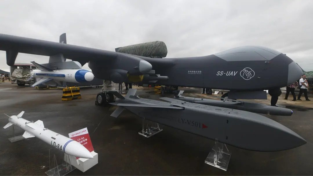    В Китае испытали первый в мире 16-тонный дрон-носитель
