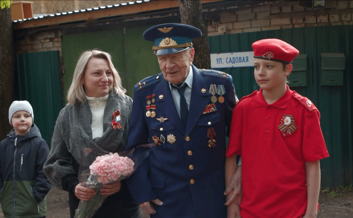 АБРАМЫЧЕВ Виктор Александрович (р. 1925). Военный штурман 1-го класса. Полковник. Пятнадцатикратный рекордсмен мира по самолетному спорту. Мастер спорта СССР международного класса.