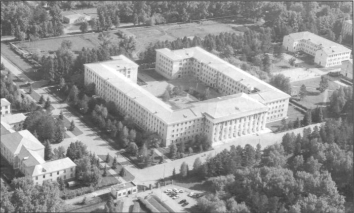 Челябинское высшее военное авиационное Краснознаменное училище штурманов. ИСТОЧНИК https://vadimvswar.narod.ru/ALL_OUT/AiKOut09/ChelUSch/ChelUSch001.htm