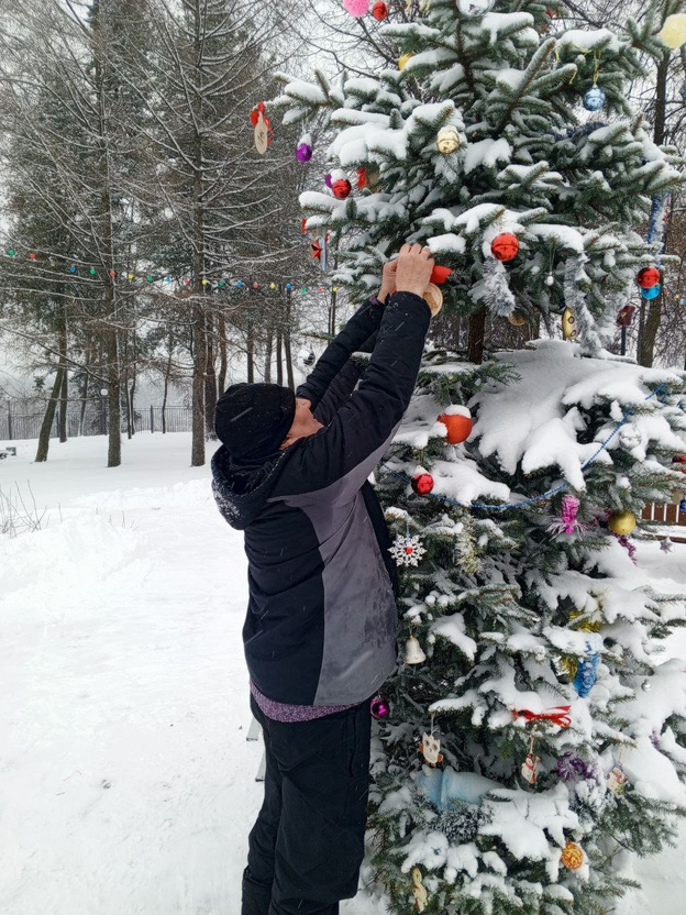   В Слободском украсили ёлку в Детском парке и начали лепить снежные фигуры