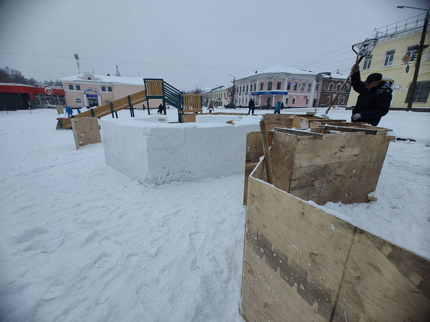    В Слободском украсили ёлку в Детском парке и начали лепить снежные фигуры