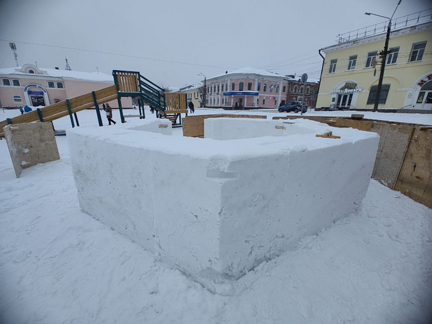    В Слободском украсили ёлку в Детском парке и начали лепить снежные фигуры