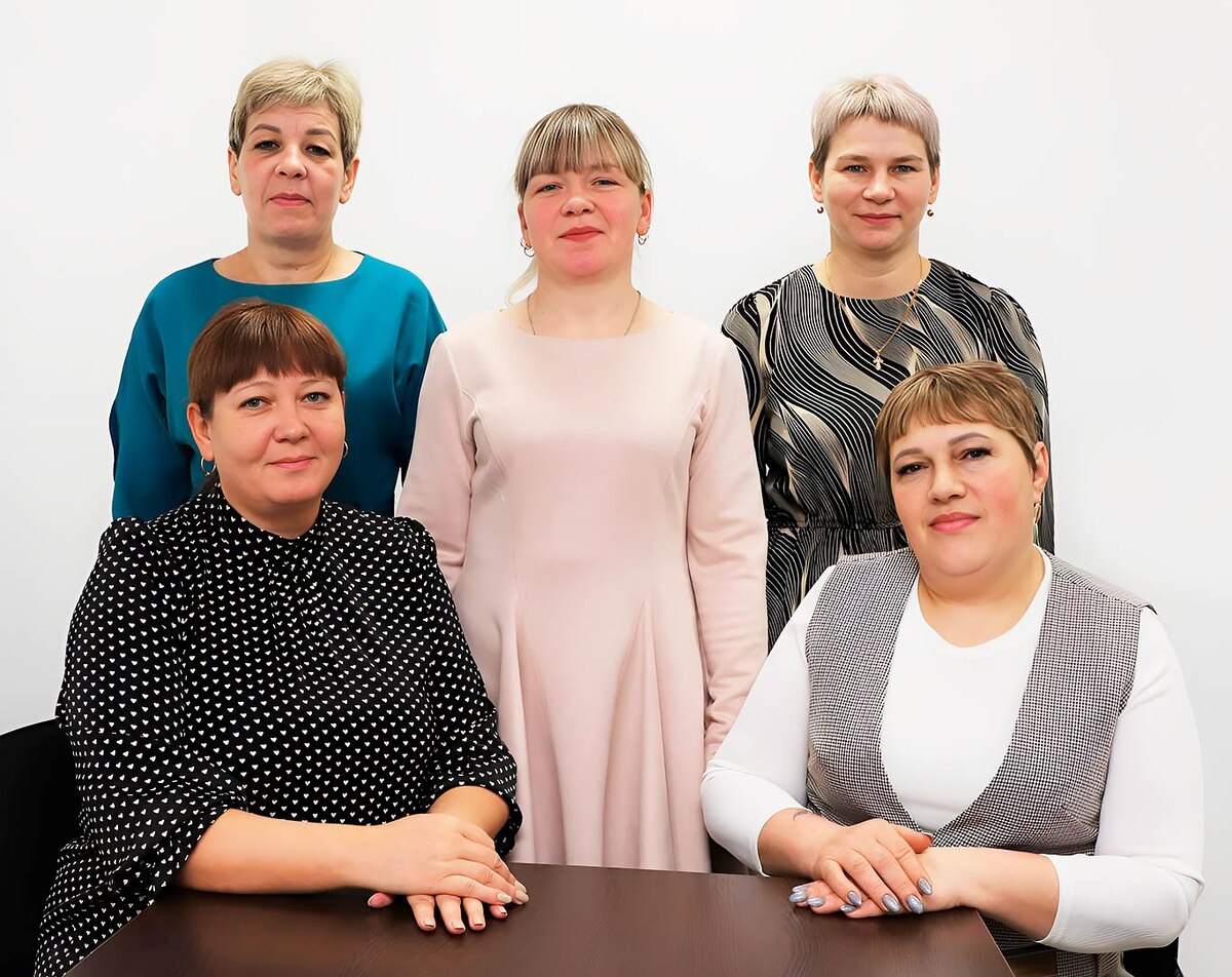 Ольга ЧЕРНОМАЗОВА, Дарья ГАРРАС, Людмила СЕРКОВА (слева направо, задний план), Анастасия МИХАЛЕВА, Наталья ТАРАСОВА. Фото Александра ВАСИЛЬЕВА.